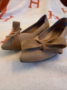 Rothy's The Bow Point II Tan With Gold Thread Pointed Toe and Bow Like New